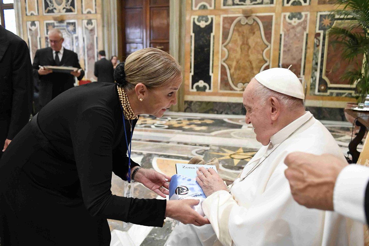 RectoriaCorpas's tweet photo. Hoy, quiero invitarlos a recrear conmigo el encuentro con Su Santidad el Papa Francisco. 
#UniversidadesConFrancisco 
@comisionamlatin @CudaEmilce @vaticannews_pt @CelamWeb 

Los invito a leer aquí: https://t.co/6pvkk8EuOY https://t.co/yGoxcikOaH