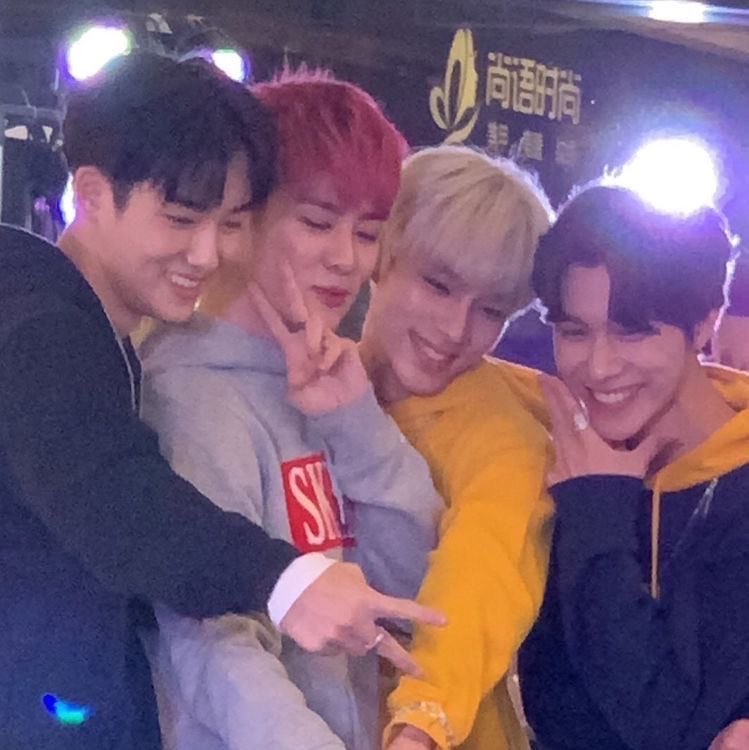 _pr3ttysavag3's tweet photo. I love this picture so much

all of them look so happy and cuddly https://t.co/tUA5nc1wfy