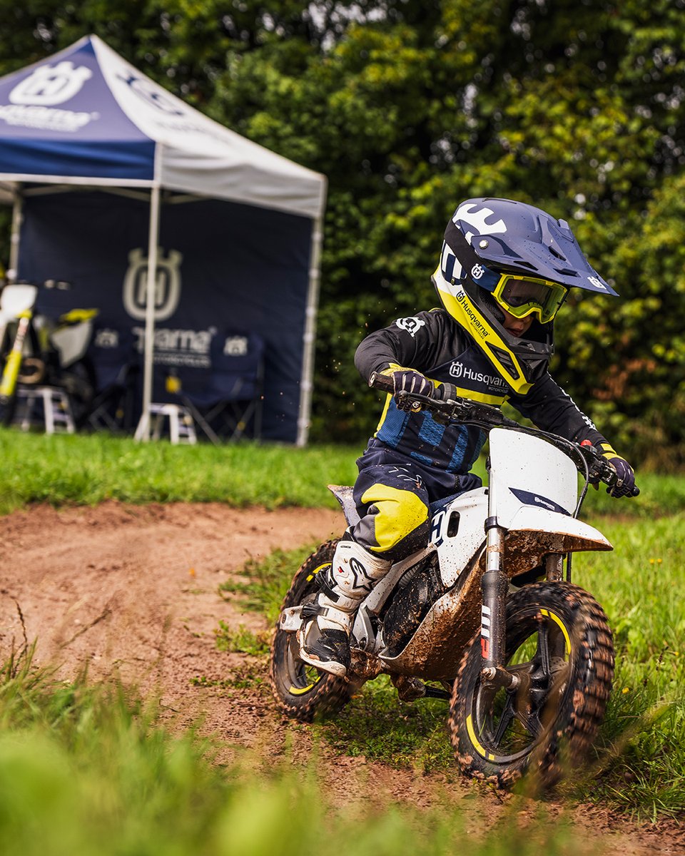 With up to 100 minutes of riding on one charge and an easy-to-change battery, the EE 2 is the perfect choice for anyone looking to get their kids into offroad. brnw.ch/21wDdpx

#HusqvarnaMotorcycles #RideHusky #Motocross #GoRide #EE2 #Eride