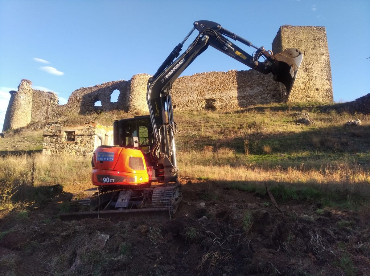 En nuestre empresaa hacemos múltiples trabajos,  muchas veces  ayudamos a restaurar y proteger el patrimomnmio histórico.
Restauraciión de castillo en el pueblo  del mismo del nombre en León

#excavacionesmancenido #obras  #demoliciones #excavacionesenleon