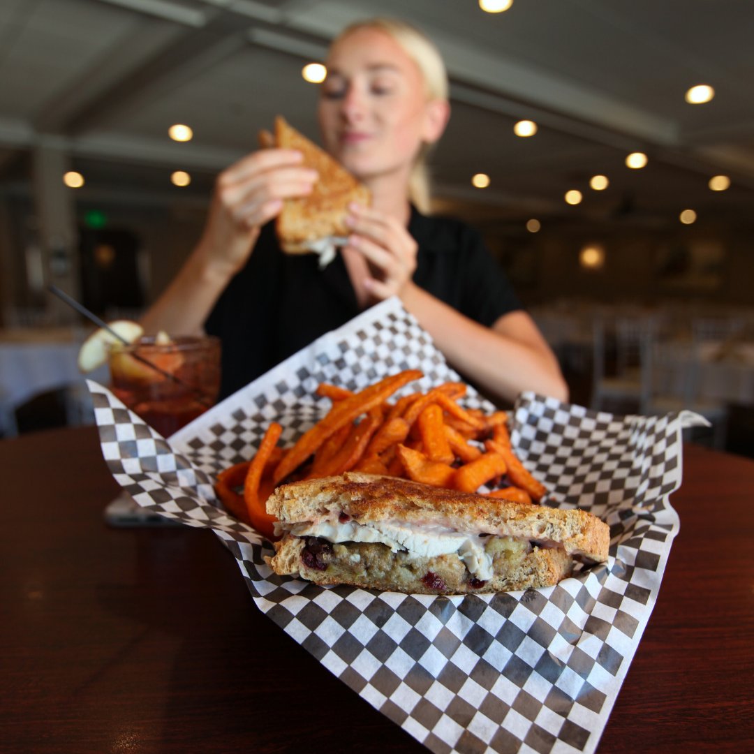 Chelo's Bar & Grille tweet media