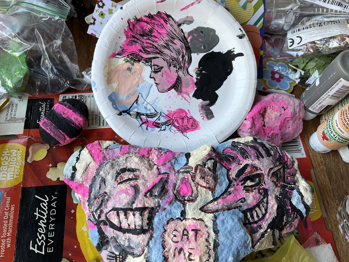HalfBeth's tweet photo. I am a disaster artist, donβt look at all my trash.
#painting #penart #penhatching #paintedrock #pink #characters #lineart https://t.co/8MKIBT5oWP