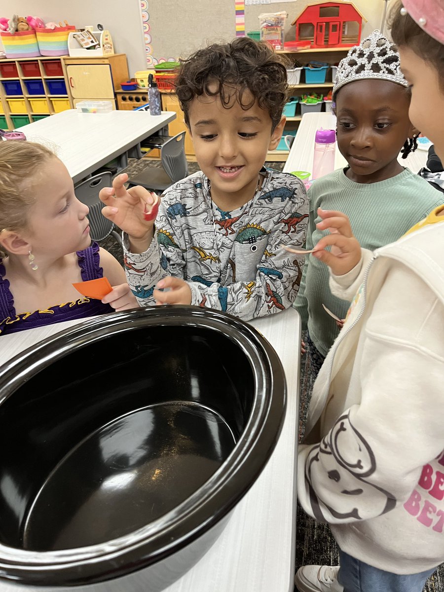 Mrs_Patterson21's tweet photo. Learning all about apples @BlackBearkats @CyFairISD https://t.co/hnD7cCF9xa