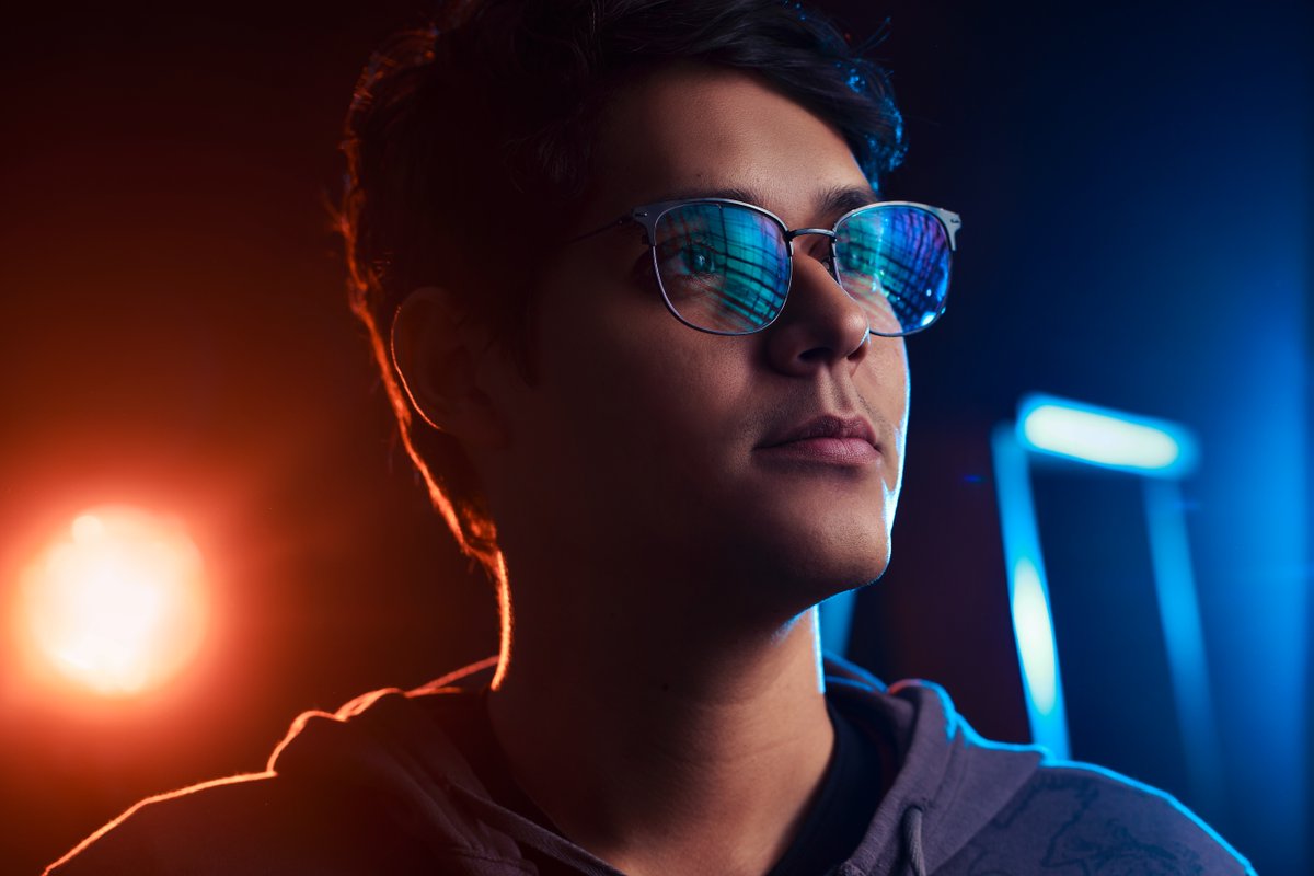 WellMeAi's tweet photo. Did you know that exposure to blue light, especially before bed, can mess with your sleep and ADHD symptoms?

🤓 Try glasses that filter out blue light to help…

Improve sleep 💤
Reduce anxiety 😇
Reset your body clock ⏰

#FunctionalWellness #SleepBetter #BlueLight https://t.co/dGRW8YgFzG