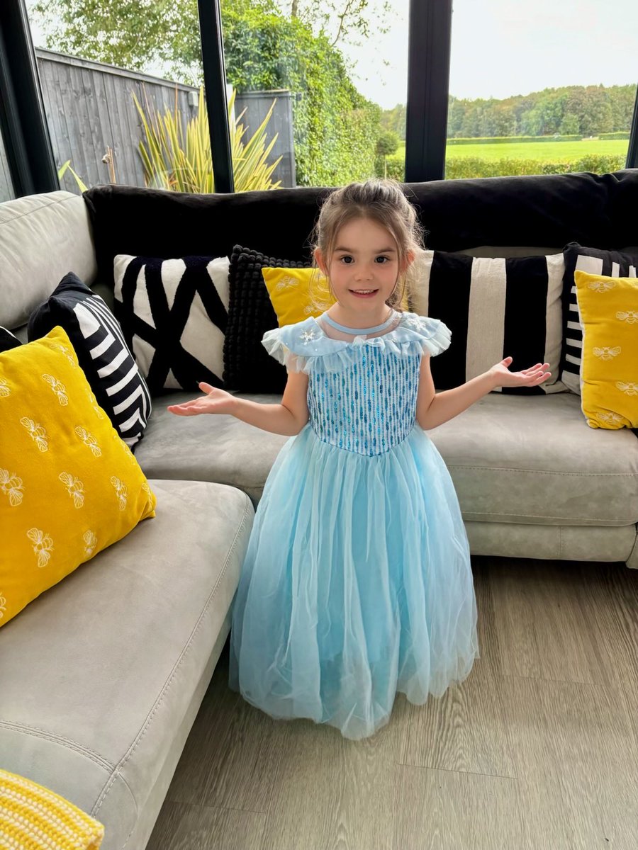 bevreilly22's tweet photo. After school #kidsactive club done. Tea, then Princess Elsa comes around! She helped make delicious lemon, avocado and orange ice cubes for Hollie’s water! Just a normal day really! Bx ❤️👧🏻 https://t.co/6wFeBrULNk