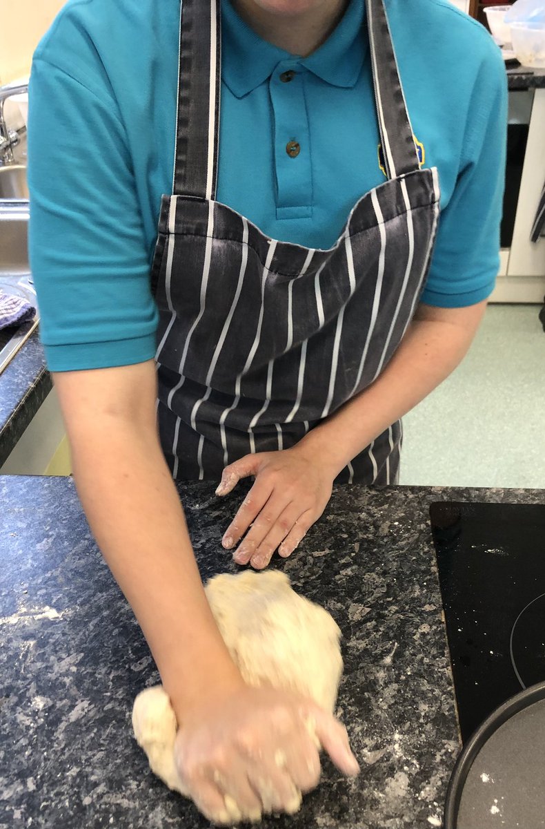 TimLlan's tweet image. Bl 10 yn creu bara ffres. Year 10 making fresh bread. The smell was amazing! 🍞 🥖 👏🏻