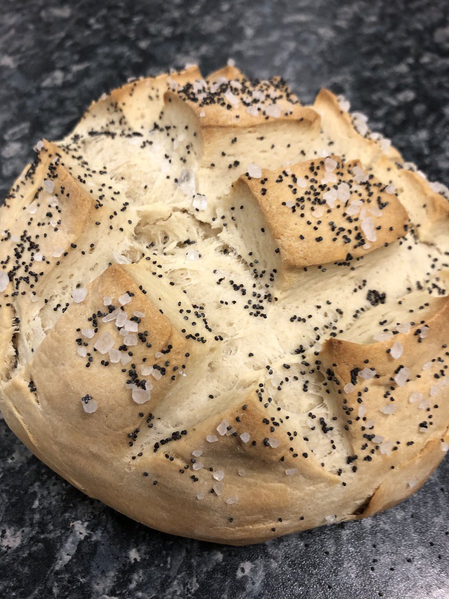 TimLlan's tweet image. Bl 10 yn creu bara ffres. Year 10 making fresh bread. The smell was amazing! 🍞 🥖 👏🏻