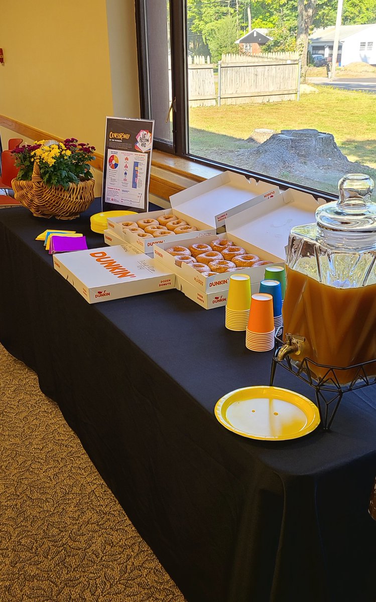 seekonklibrary's tweet image. Come celebrate your Freedom to Read - today from 3 - 7 PM. And we have cider and donuts! #LetFreedomRead #MBLC #LibrariesAreForEveryone #FreedomToRead #SAILS