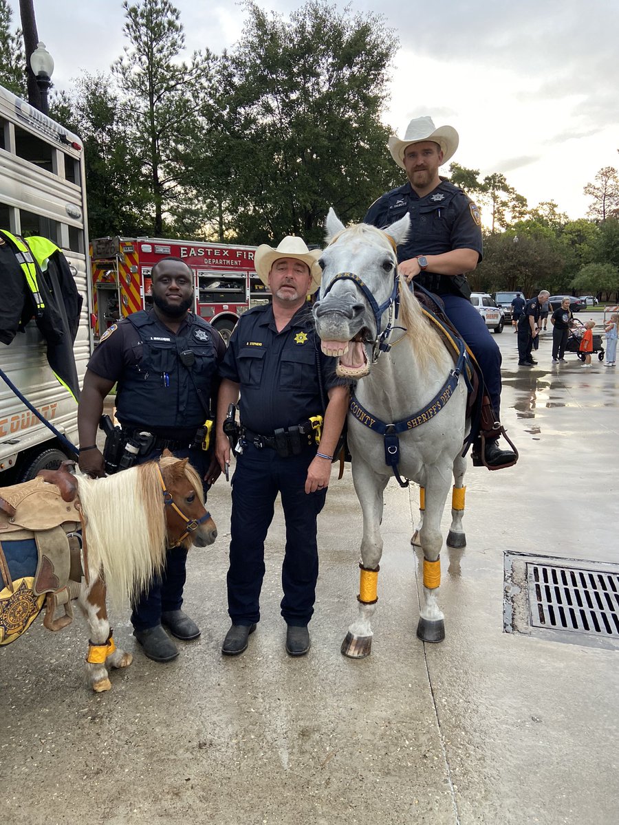 HCSO_D2Patrol's tweet photo. Fall Creek National Night Out 2023 Spending time with family and friends #HCSONNO2023 #NNO2023 https://t.co/4UMNN3R58g