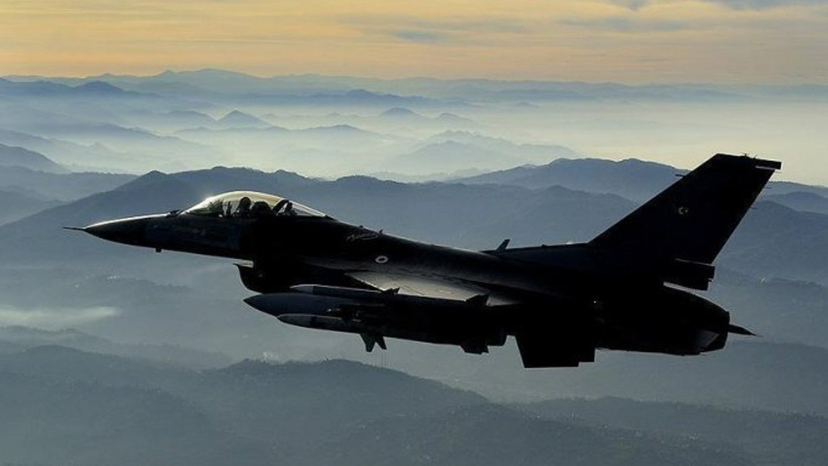 Üst düzey teröristlerin de bulunduğu PKK hedeflerine her gece ansızın hava operasyonu...

TSK tarafından Metina, Hakurk, Gara, Kandil ve Asos'taki terör örgütü hedeflerine yönelik gerçekleştirilen hava harekatlarında 22 hedef imha edildi.