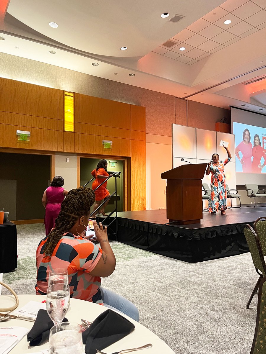 YWCAChasSC's tweet image. #WWB2023 | LaVanda opens up #WhatWomenBring2023, and invites emcees Octavia Mitchell and Ann McGill to the stage

#BringingIt #PowerLunch