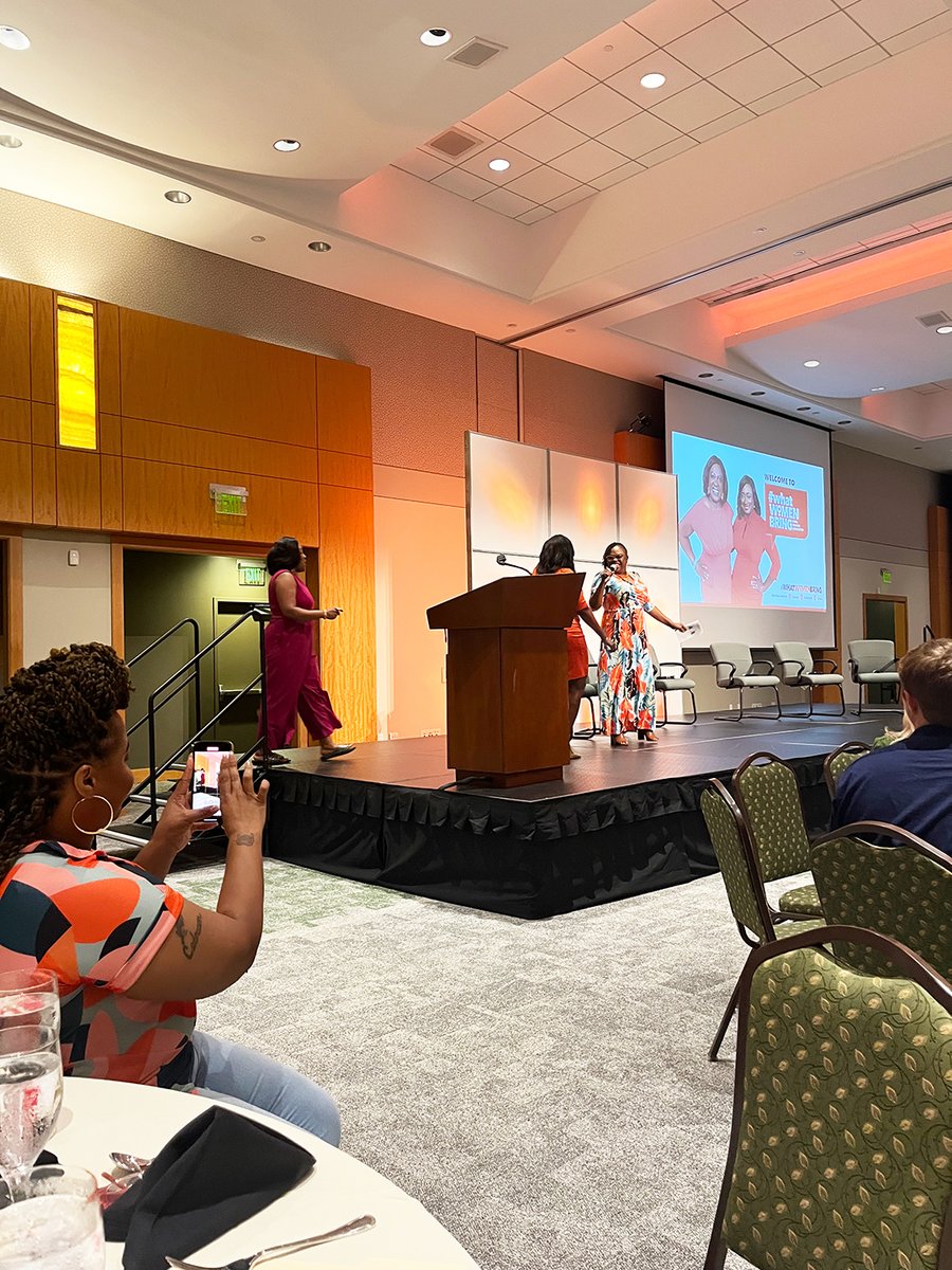YWCAChasSC's tweet image. #WWB2023 | LaVanda opens up #WhatWomenBring2023, and invites emcees Octavia Mitchell and Ann McGill to the stage

#BringingIt #PowerLunch