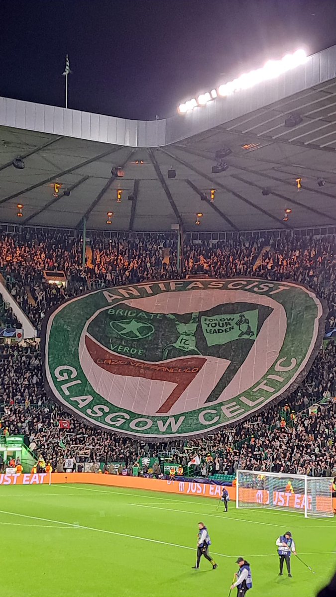 ⚽️🏴󠁧󠁢󠁳󠁣󠁴󠁿 Pour la #ChampionsLeague, les supporters ultras du Celtic de Glasgow ont accueilli la Lazio, dont une partie des supporters est ouvertement raciste et d'extrême droite, avec un énorme drapeau antifasciste. (📷 <a href="/FutboliPolitica/">Fútbol y Política</a>)