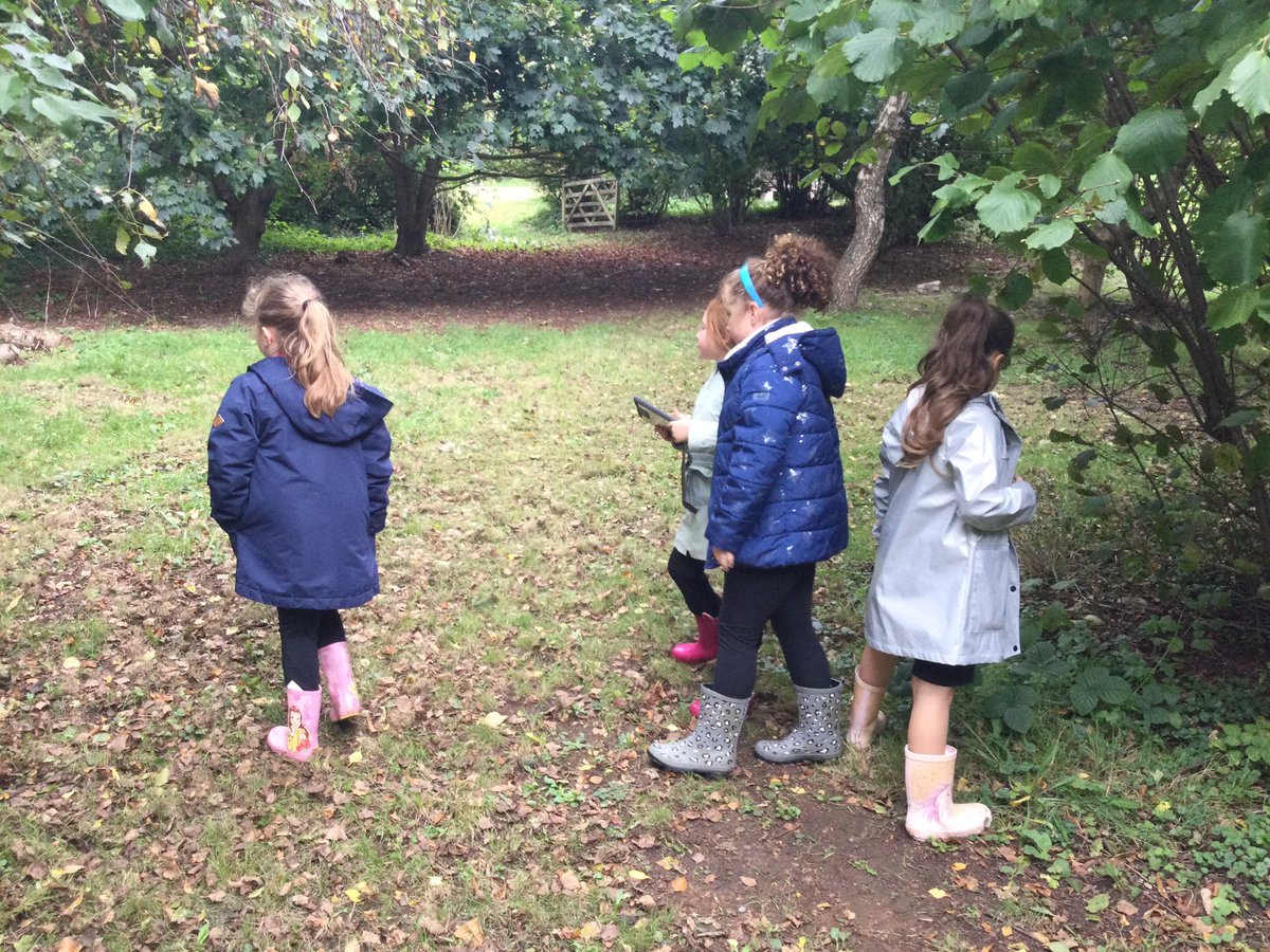 standrewsmajor's tweet photo. Year 3 we’re out capturing photos of autumn today on the iPads. 😀👍🍂🍁🍃☘️🌿💦🍏📸📸📸 #SAMsY3 #SAMsExpressiveArts #SAMsOutdoorLearning https://t.co/nProQ4pnGh