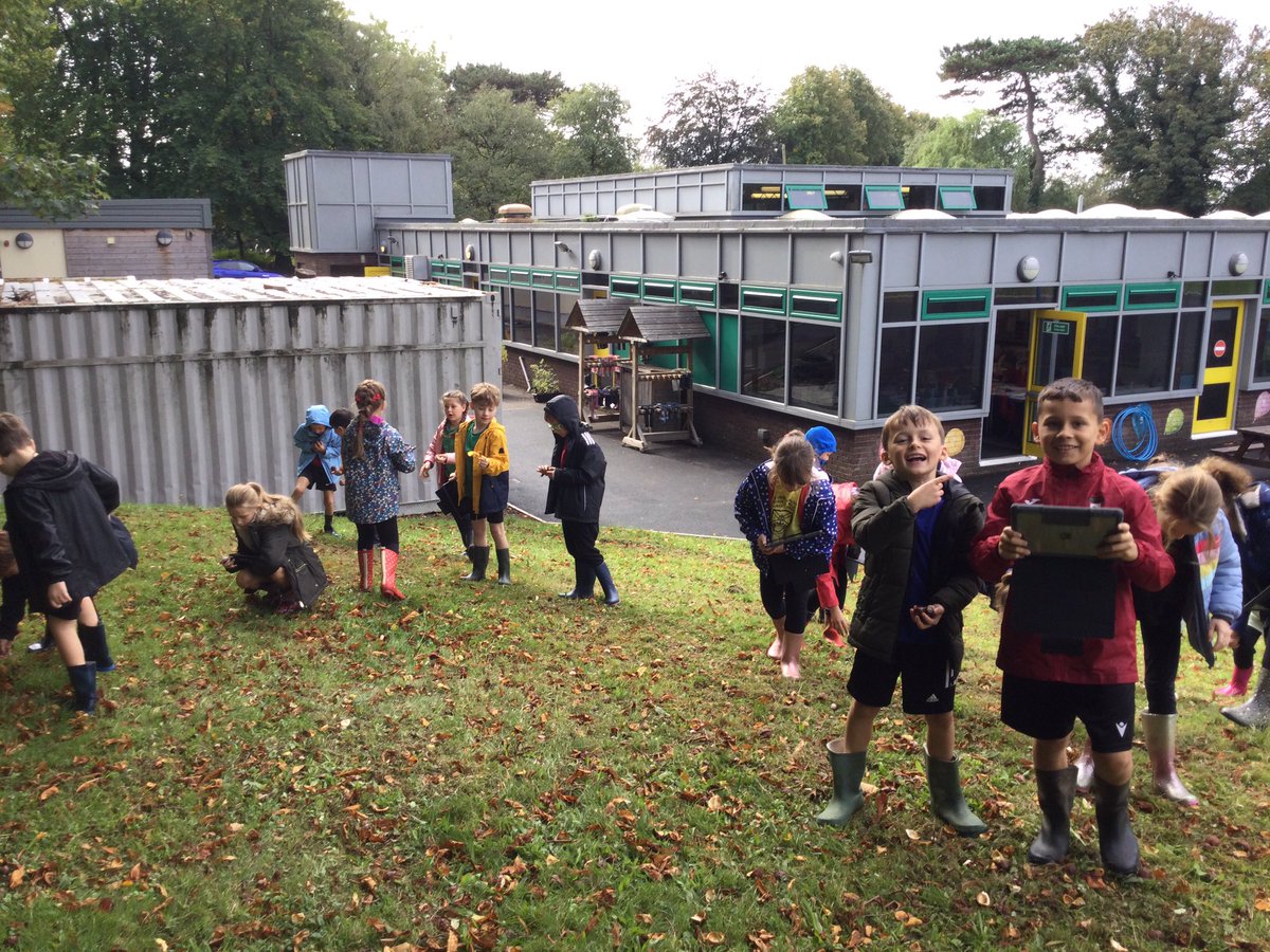 standrewsmajor's tweet photo. Year 3 we’re out capturing photos of autumn today on the iPads. 😀👍🍂🍁🍃☘️🌿💦🍏📸📸📸 #SAMsY3 #SAMsExpressiveArts #SAMsOutdoorLearning https://t.co/nProQ4pnGh