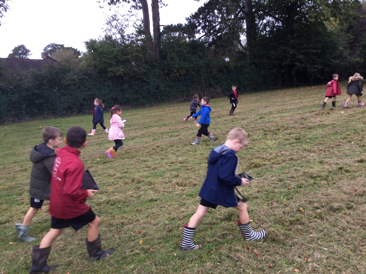 standrewsmajor's tweet photo. Year 3 we’re out capturing photos of autumn today on the iPads. 😀👍🍂🍁🍃☘️🌿💦🍏📸📸📸 #SAMsY3 #SAMsExpressiveArts #SAMsOutdoorLearning https://t.co/nProQ4pnGh