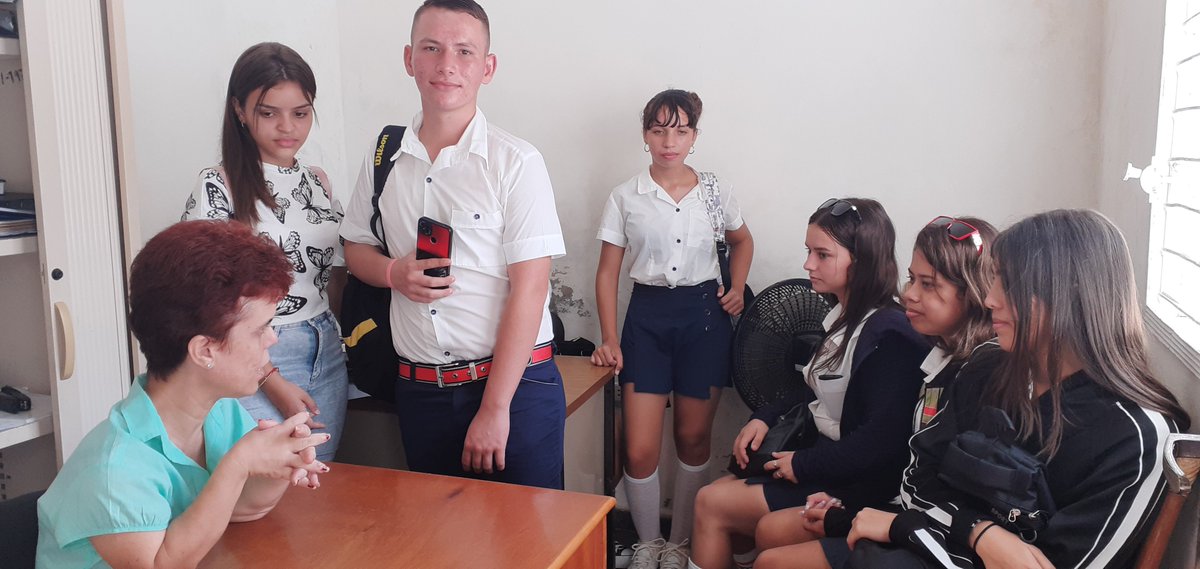 DireccionSancti's tweet image. Estudiantes de la Especialidad del Técnico Medio en Derecho realizan sus Prácticas Laborales en las unidades de servicios de las #DMJ en el territorio, acompañados por sus tutores, excelentes profesionales. Preparando el futuro.#SomosContinuidad #MjorEsPosible @OscarCubaMinjus