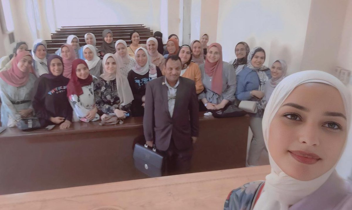 الدكتور لقى ان عددنا قليل قال يتصور معانا..
بس طبعا احنا عارفين الحقيقه 😂🥱