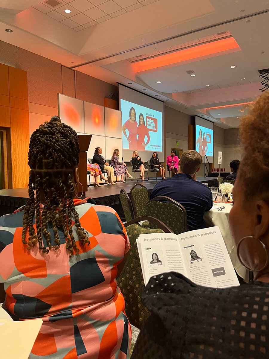 YWCAChasSC's tweet image. NOTEWORTHY | “Women do not ask for more. Out of a study of MBA graduates who were given an offer, all of the men asked for more. Do you know how many of the women did? None. That’s got to stop." ~ Jennifer Owens, #WWB2023 Law Honoree

#WhatWomenBring #BringingIt #SheGotReal