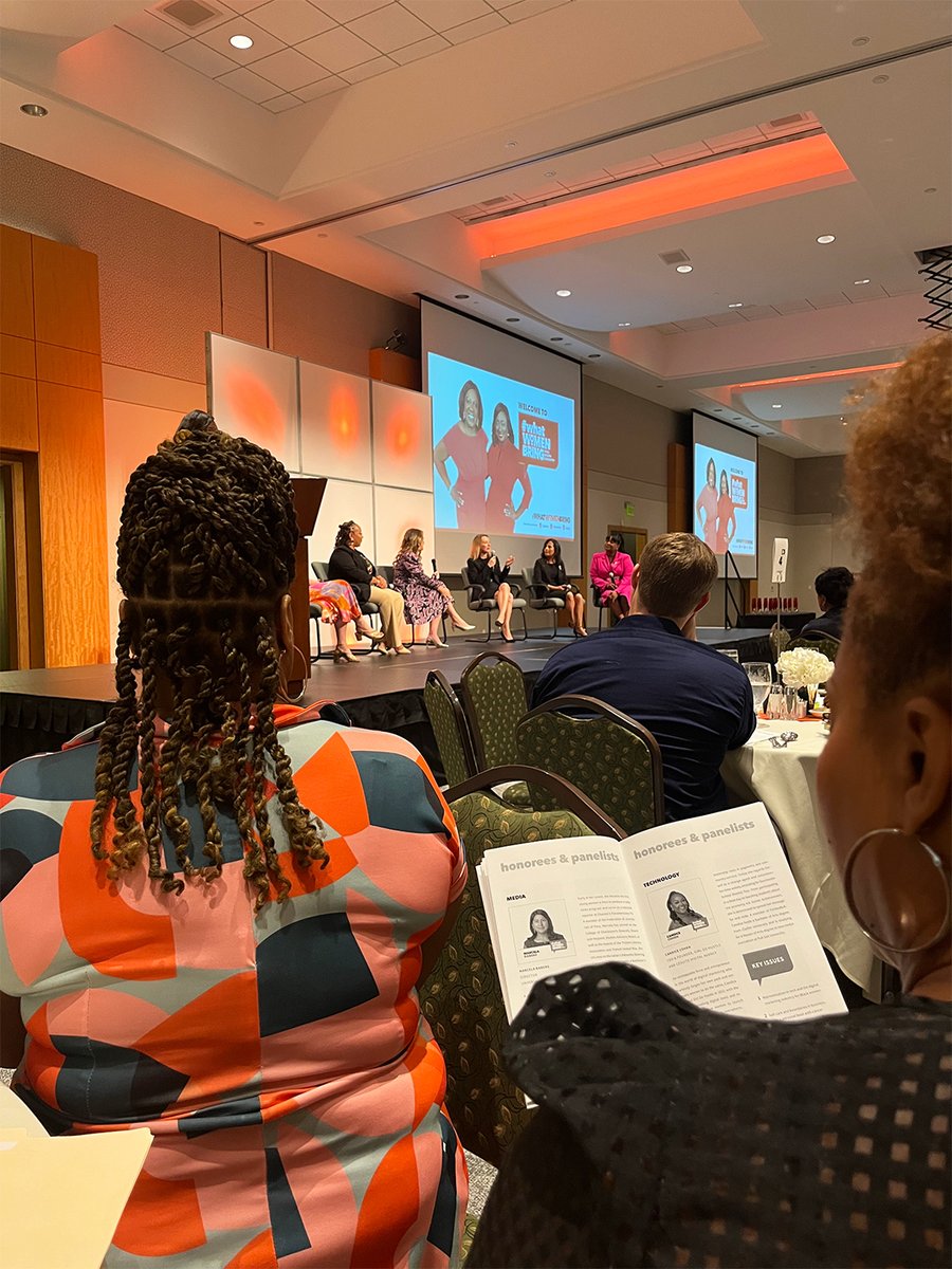 YWCAChasSC's tweet image. NOTEWORTHY | “Women do not ask for more. Out of a study of MBA graduates who were given an offer, all of the men asked for more. Do you know how many of the women did? None. That’s got to stop." ~ Jennifer Owens, #WWB2023 Law Honoree

#WhatWomenBring #BringingIt #SheGotReal