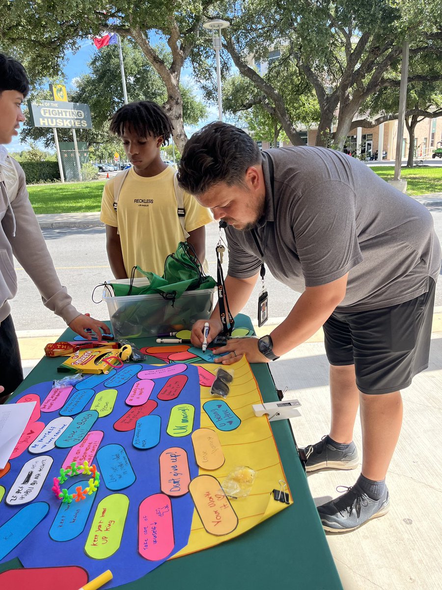 HolmesCounselor's tweet photo. Huskies sprinkling kindness on Anti-bullying month. 🧁 @NISDHolmes @Barrera_Holmes @NISDCounseling @NCANorthside https://t.co/AQnpcRtkjH