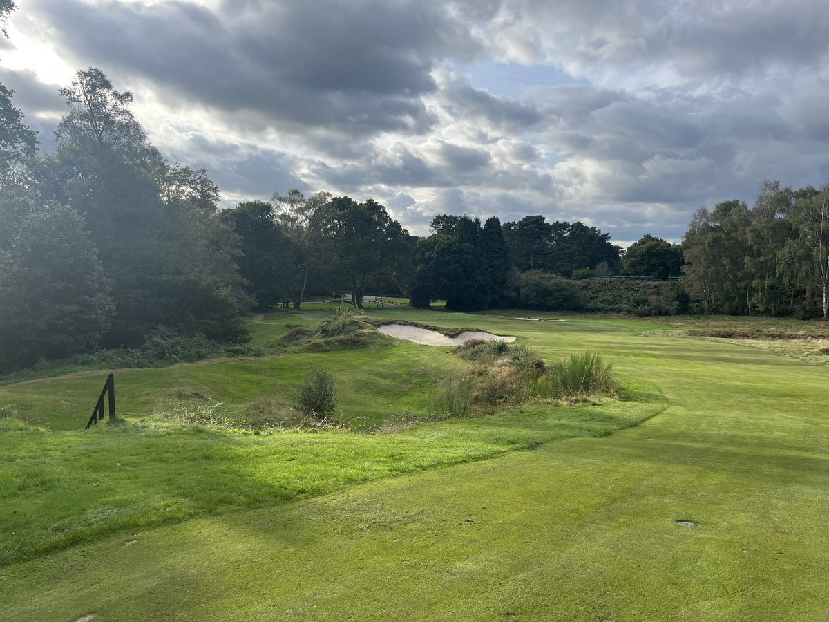 Lovely trot round @liphookgolfclub today with The Mariners Golf Society. Course in superb condition, and decent grub after. Someone needs to rethink the no black ankle socks with black shoes though - come on people, move into the 21st century 😄 32 points scored, not bad.