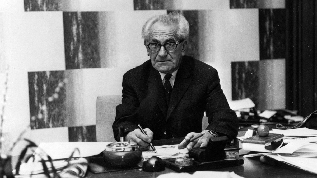 „Sie können Paragrafen machen, Sie können Artikel schreiben, Sie können die besten Grundgesetze machen. Was Sie brauchen, sind die richtigen Menschen, die diese Dinge leben."

- Fritz Bauer