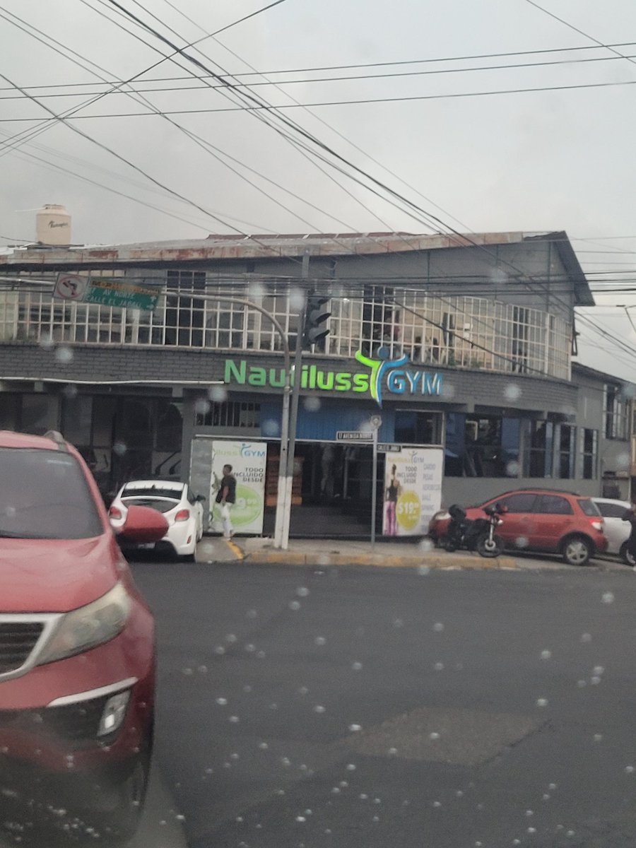 kitocastro01's tweet photo. Es como segundo o tercer día que siguen sin funcionar los semáforos, sobre la 17 avenida norte, Santa Tecla.
@SantaTeclaSV @HenryFloresST https://t.co/KmNUmkjbzU
