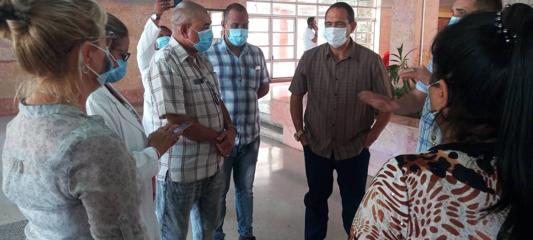 celiam_reyes's tweet photo. Recorren autoridades del territorio de #Morón  acompañados por @IzquierdoAlons1 y @HiorvanysPerez el hospital Roberto Rodríguez controlando las reformas constructivas a las salas de preparto, parto, cesáreas y neonatología #LatirXUnEneroDeVictorias  #UnidosXCuba https://t.co/x2XU5EhNjp
