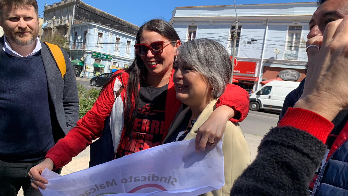 Ministra del Trabajo  Jeannette Jara, acompañó a trabajadores en la espera para el comité político en el senado se pronuncie acerca de la fecha en que se votaría el proyecto de ley del cierre del comercio a las 19 hrs. NOmashorariosdemuerte #cierrecomercio19horas <a href="/jeannette_jara/">Jeannette Jara Román</a>