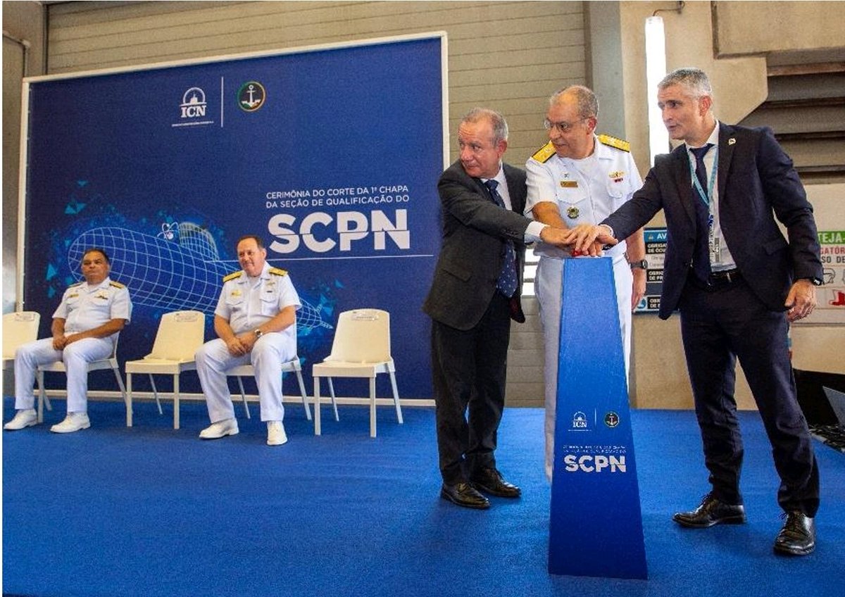 GuiWiltgen's tweet photo. October 4th marks a new era in the Brazilian Navy.  The cut of the first steel of the future SSN Álvaro Alberto was carried out today at the Itaguaí Naval Base, in Rio de Janeiro. Go Navy 🇧🇷⚓️☢️
@marmilbr @navalgroup #SCPN #SSN #NuclearPoweredSubmarine #ÁlvaroAlberto https://t.co/Ls9yUeexAB