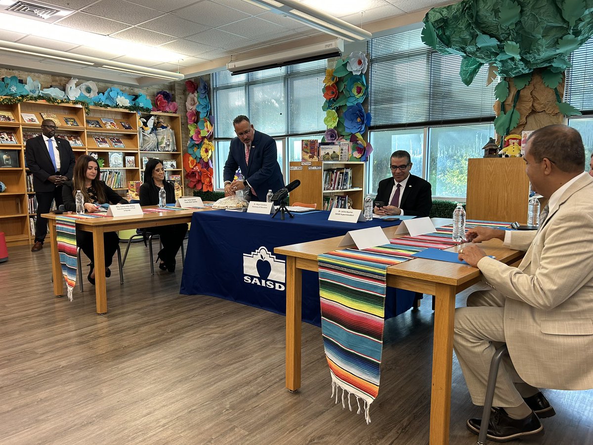 Dual Language , ESL & Migrant, SAISD (@saisdbilingual) on Twitter photo What an honor to showcase <a href="/SAISDTwain/">Twain Academy, SAISD</a>’s dual language program with <a href="/SecCardona/">Secretary Miguel Cardona</a> esta mañana. We broke bread together and shared best practices for elevating multilingualism and pride in language and identity. <a href="/UTSADualLangLab/">UTSA Dual Language Community Lab Schools</a> <a href="/LeadDual/">David Garcia</a> What an honor to showcase <a href="/SAISDTwain/">Twain Academy, SAISD</a>’s dual language program with <a href="/SecCardona/">Secretary Miguel Cardona</a> esta mañana. We broke bread together and shared best practices for elevating multilingualism and pride in language and identity. <a href="/UTSADualLangLab/">UTSA Dual Language Community Lab Schools</a> <a href="/LeadDual/">David Garcia</a>