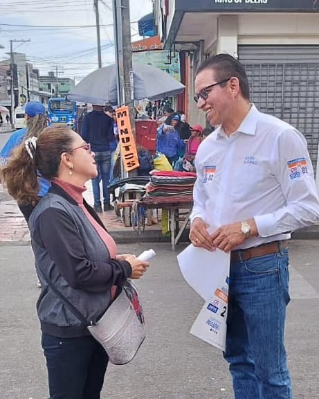 EmirLopez82's tweet photo. Visitamos a nuestros amigos vendedores informales en el sector de Bosa Centro, allí recordamos la manera en la cual podrán apoyarnos este 29 de octubre en las urnas 🗳️. https://t.co/cc6qXgnnke