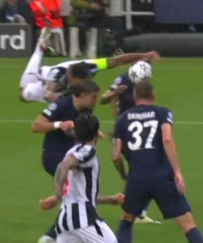 Lascelles fait deux fois main sur la même action, quel est le but de la VAR si tu laisses passer des choses comme ça ?