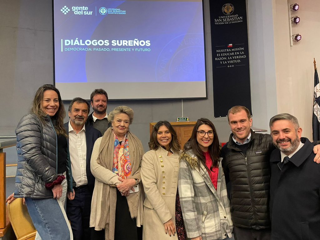gentedelsur2022's tweet photo. Hemos realizado un nuevo Diálogo Sureño como #GenteDelSur, donde la historiadora y destacada académica Lucía Santa Cruz, conversó con Hardy Knittel en la USS sede Patagonia. 
La actividad tuvo como eje el análisis de nuestra democracia, su pasado, presente y proyección al futuro. https://t.co/acmnrvGD4C