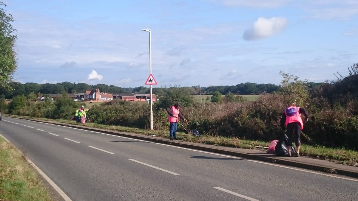 WickfordWombles's tweet image. Some of the team out cleaning our countryside yesterday, 8 sacks full + 7 NO² canisters bringing our total collected to over 500 that's well over £10000 worth that weve found thrown in our countryside . 😱
#BoysClub
#WombleArmy
#FastGas
@BBCEssex 
@Essex_Echo 
@River_Care 
@SEWH