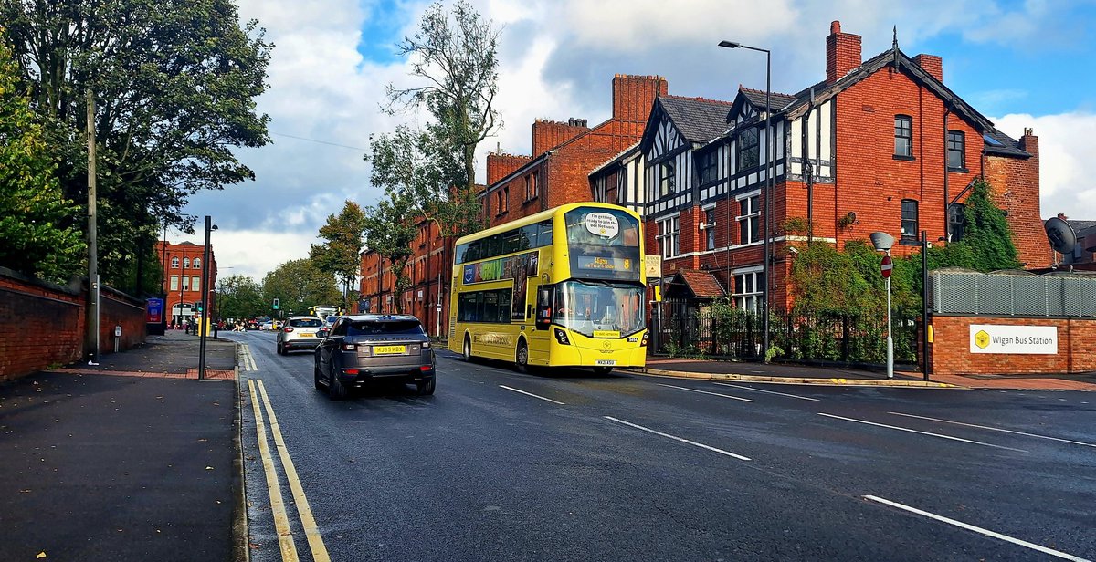 Guard_Amos's tweet image. @BeeNetwork @Wright_bus #Streetdeck 3494 (MX21 ASU) approaches it's destination of Wigan Bus Station on 3rd October 2023 with an 8 from Leigh