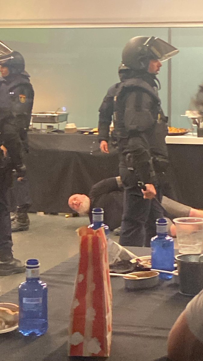 JupolNacional's tweet photo. La #UIP ha tenido que intervenir en el interior del Metropolitano en el partido de #AtletiFeyenoord.

Todo nuestro apoyo, COMPAÑEROS.

Todo ello mientras la @ChampionsLeague NO paga absolutamente NADA, lo paga el contribuyente.

#JUPOLContigo
https://t.co/WsHhSvbvaL