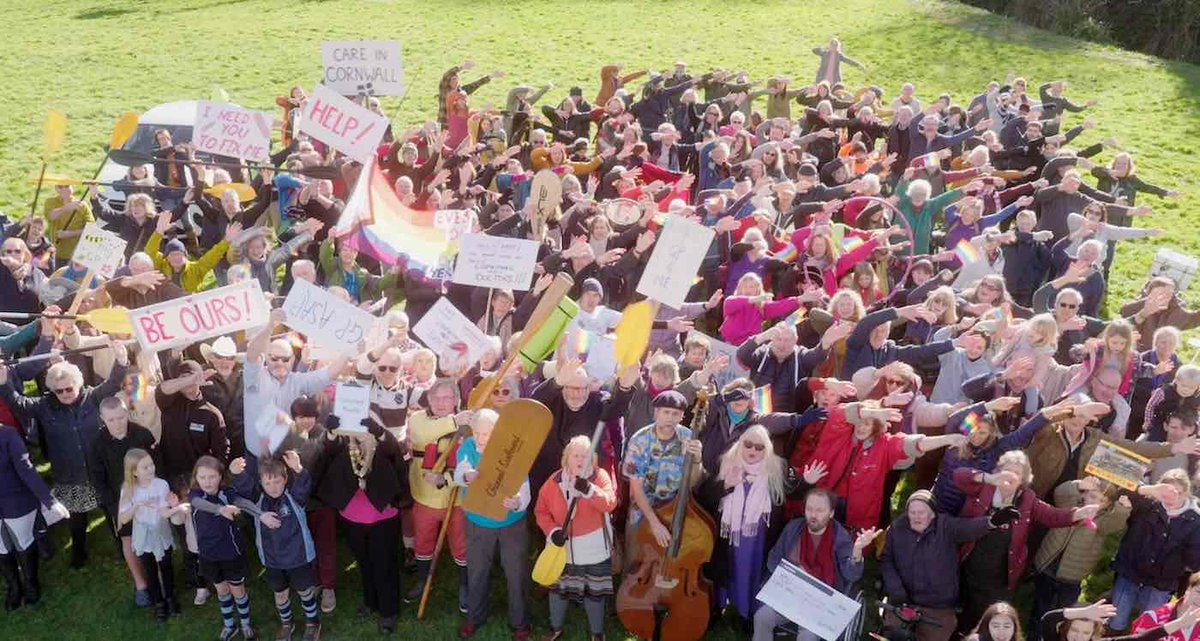 #ClapForSomeone...

Lostwithiel, England (pop. 3,070).

The local doc retired. For SIX months the town had no success finding a replacement.

Desperation kicked creativity into gear.

A singing and dancing video was created.
500 locals played a role making it.
It went viral.