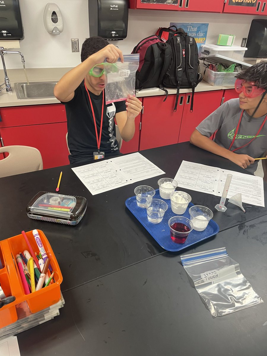 larryhermes's tweet photo. 8th scientists studying chemical reactions at KJH! #kisdscience #kjhstrongertogether https://t.co/vpq4PxHZQZ