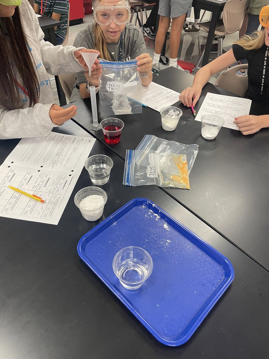 larryhermes's tweet photo. 8th scientists studying chemical reactions at KJH! #kisdscience #kjhstrongertogether https://t.co/vpq4PxHZQZ