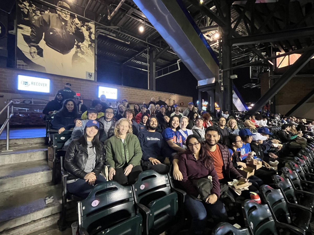 Thank you to our chair of medicine @JohnPLeonardMD for taking our residents to a @Mets game last week! We already can't wait for next season!⚾️