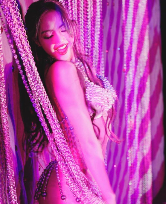 In a recent photo, BLACKPINK's Lisa looks gorgeous. #LISA