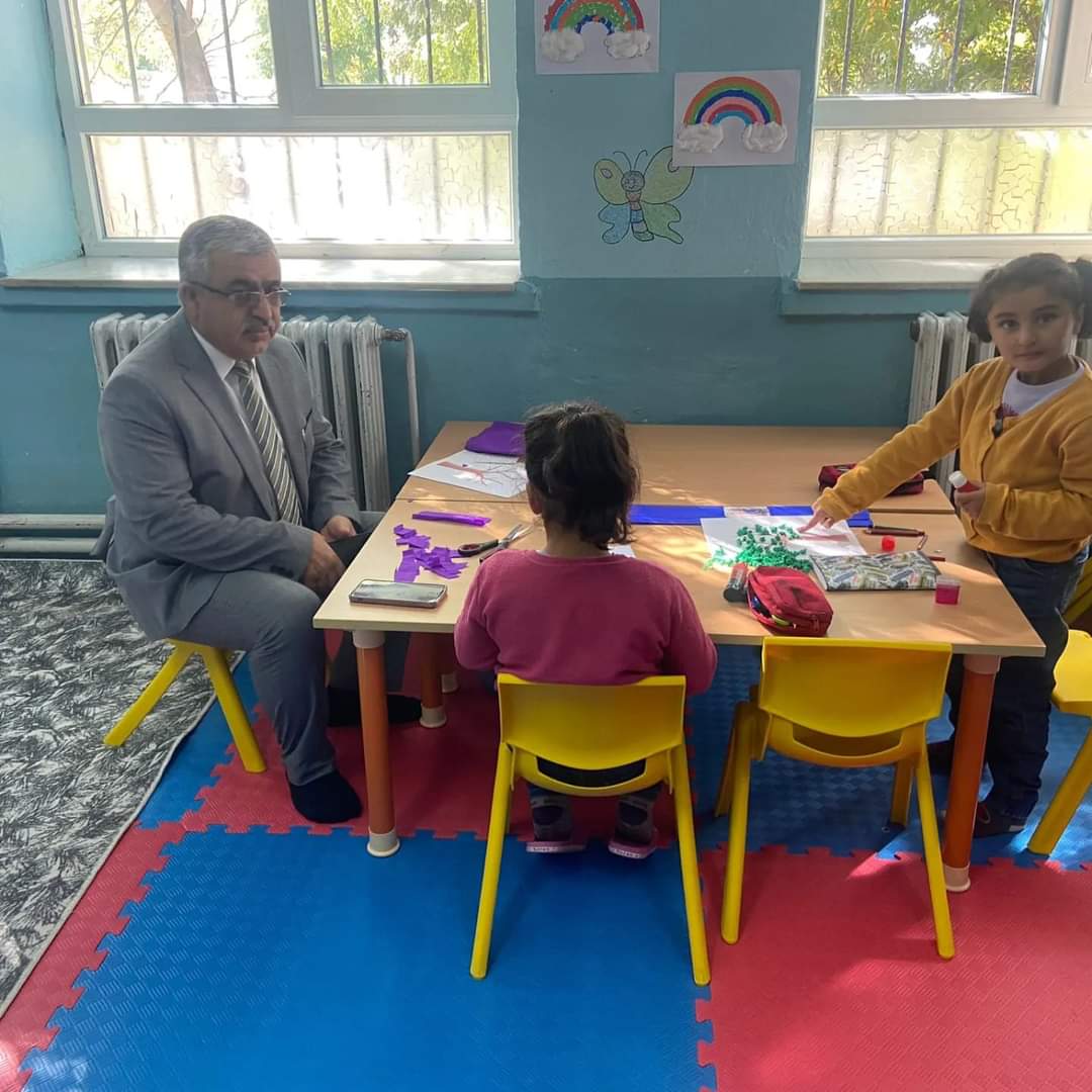 cihanbeylihaber's tweet photo. İlçe Milli Eğitim Müdürü Mehmet SARITAŞ ve Şube Müdürü Fatih GÜDÜCÜ Kelhasan İlkokulunu ziyaret ederek okulda yürütülen eğitim öğretim faaliyetleri hakkında bilgi aldı. https://t.co/Ifi05joCBh