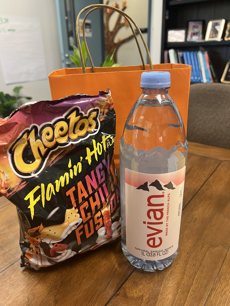 Yorba_DrLuther's tweet photo. Thanks to my Secret PrinciPAL for this surprise on my desk today! Feeling very appreciated during #schooladministratorweek #favoritesnacks #snacklikeamiddleschooler #weareOUSD #LTOrange https://t.co/fpIiUHol1m