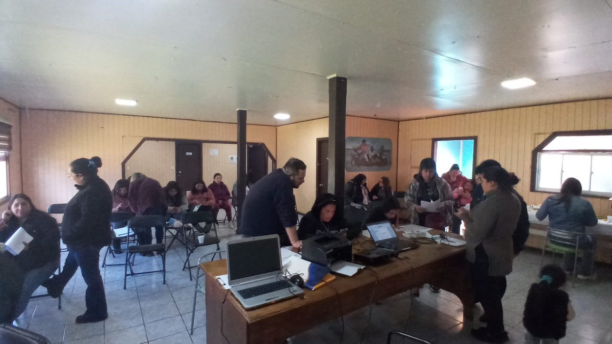sernapesca's tweet photo. #Biobío: En Lebu capacitamos a más de 25 mujeres de diversas organizaciones sobre el Registro de Actividades Conexas (RAC) y también realizamos el trámite de inscripción de estas usuarias al RAC, el que reconoce labores clave para la pesca artesanal. https://t.co/QVQyvsvlTI