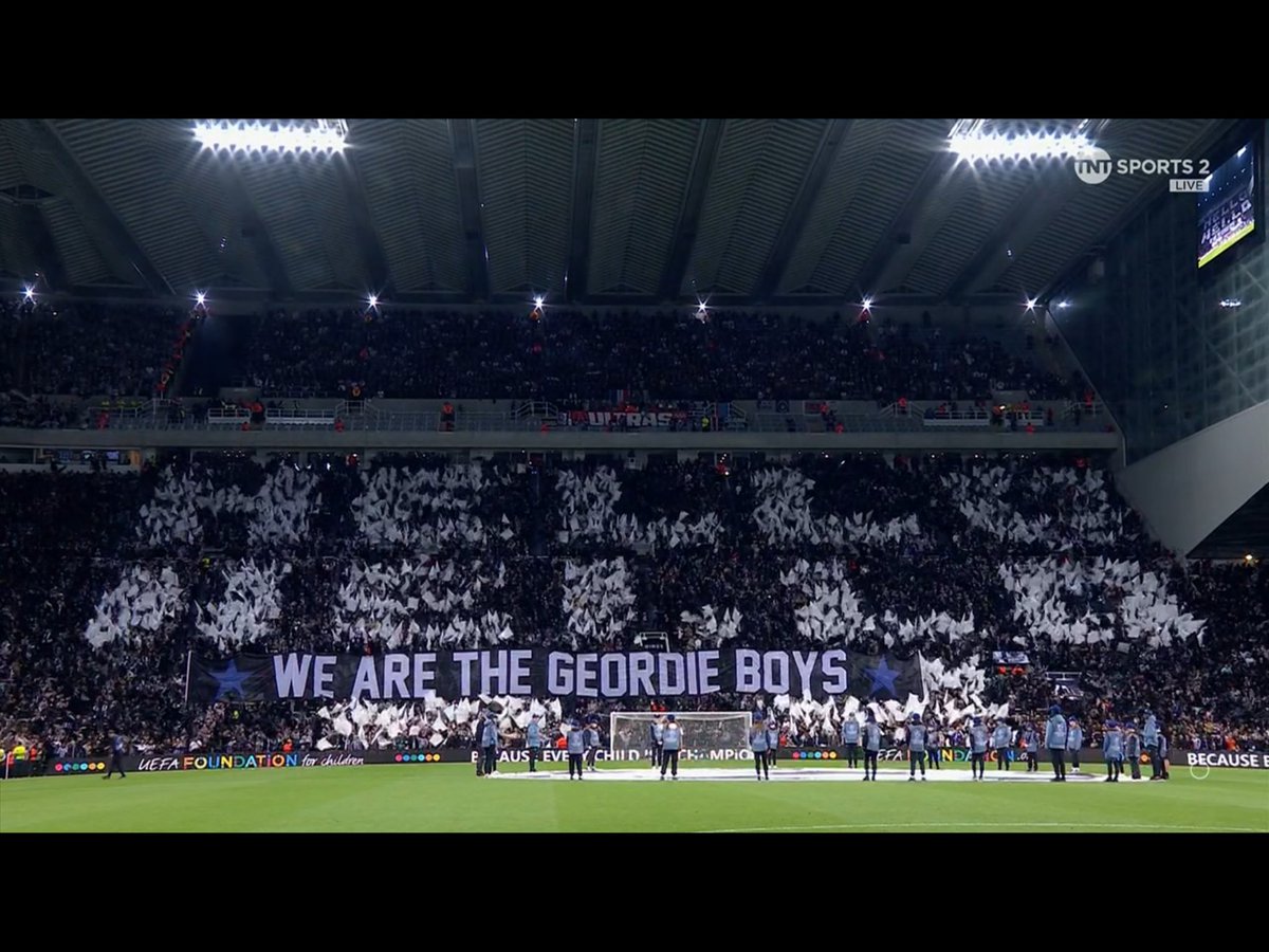 NUFCgallowgate's tweet photo. WHAT AN ATMOSPHERE 🖤🤍 #NUFC #PSG https://t.co/qbS28rc0ZU