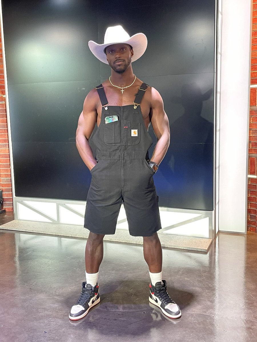 JasonMcCourty's tweet photo. Who wore it better???
#TheFitList my favorite segment on TV where we take a look at best and worst arrival outfits! https://t.co/8mOv7HGsGt