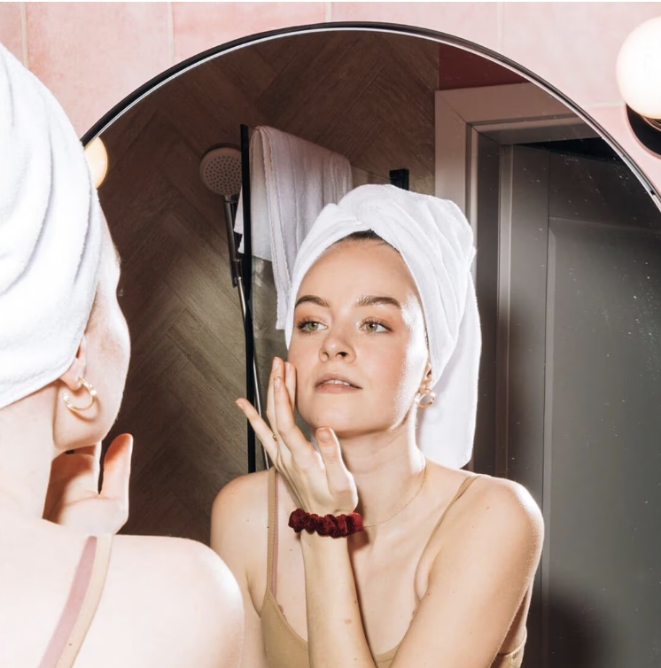 RodanFieldsHQ's tweet photo. Want to know how to minimize your pores? 

We're breaking down what pores are, how they function, and what affects pore size on the blog! 🤩 Share the post to spread the word: https://t.co/hwzPGlfVmP #RodanandFields https://t.co/FOm4eaXhcr
