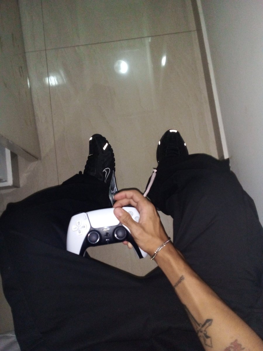 rxrebxy's tweet photo. i essa chuvinha https://t.co/G6mn4yFFrn